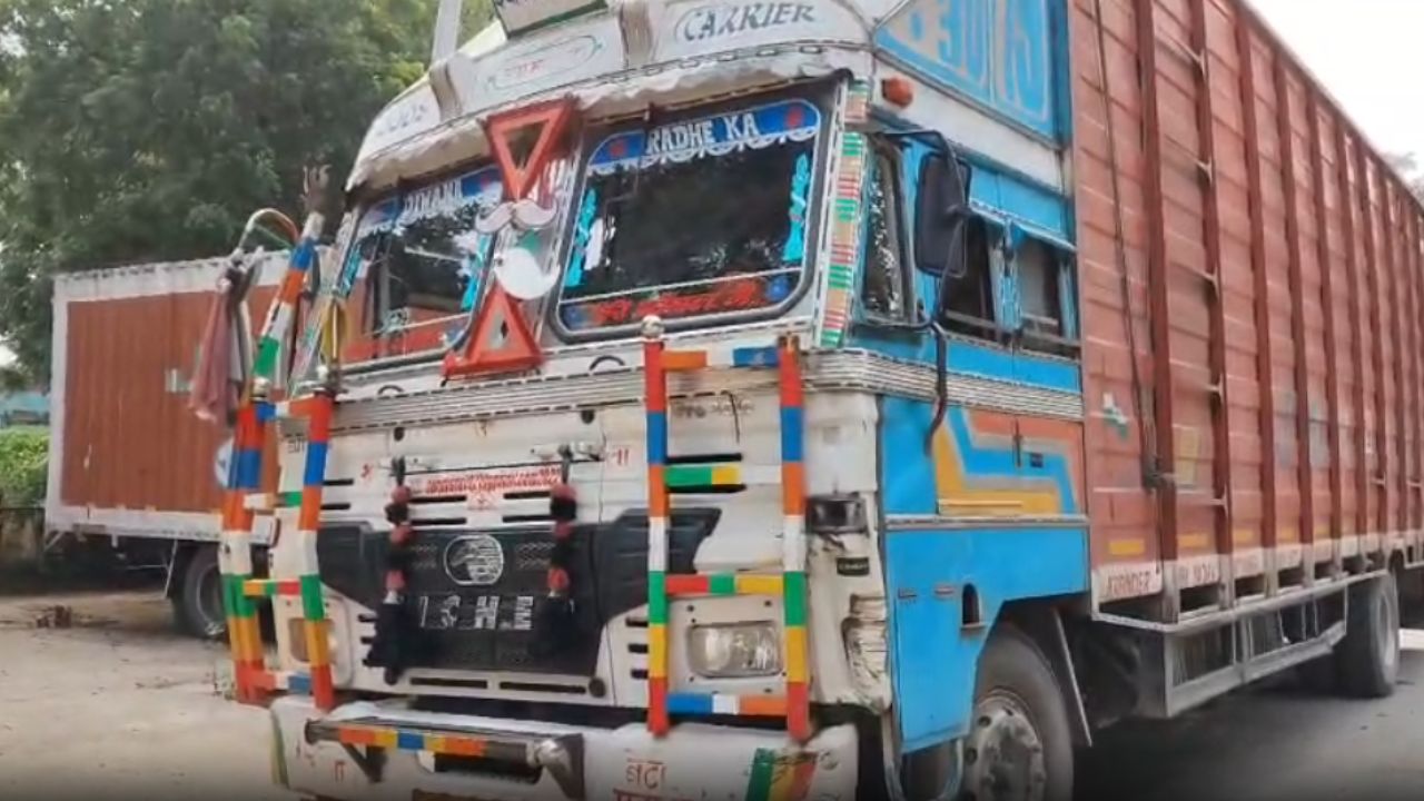 Chandauli News: पुलिस की बैरिकेडिंग तोड़कर भागा ट्रक, सकलडीहा थानाध्यक्ष की गाड़ी में मारी टक्कर; कंबल-गत्ते की आड़ में क्या था?