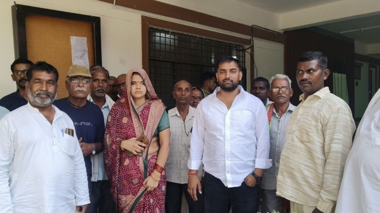 Maharajganj: फरेंदा में राशन की दुकान के चयन पर टिकी थीं सबकी निगाहें, छोटे बच्चे की एक पर्ची से खुला नाम