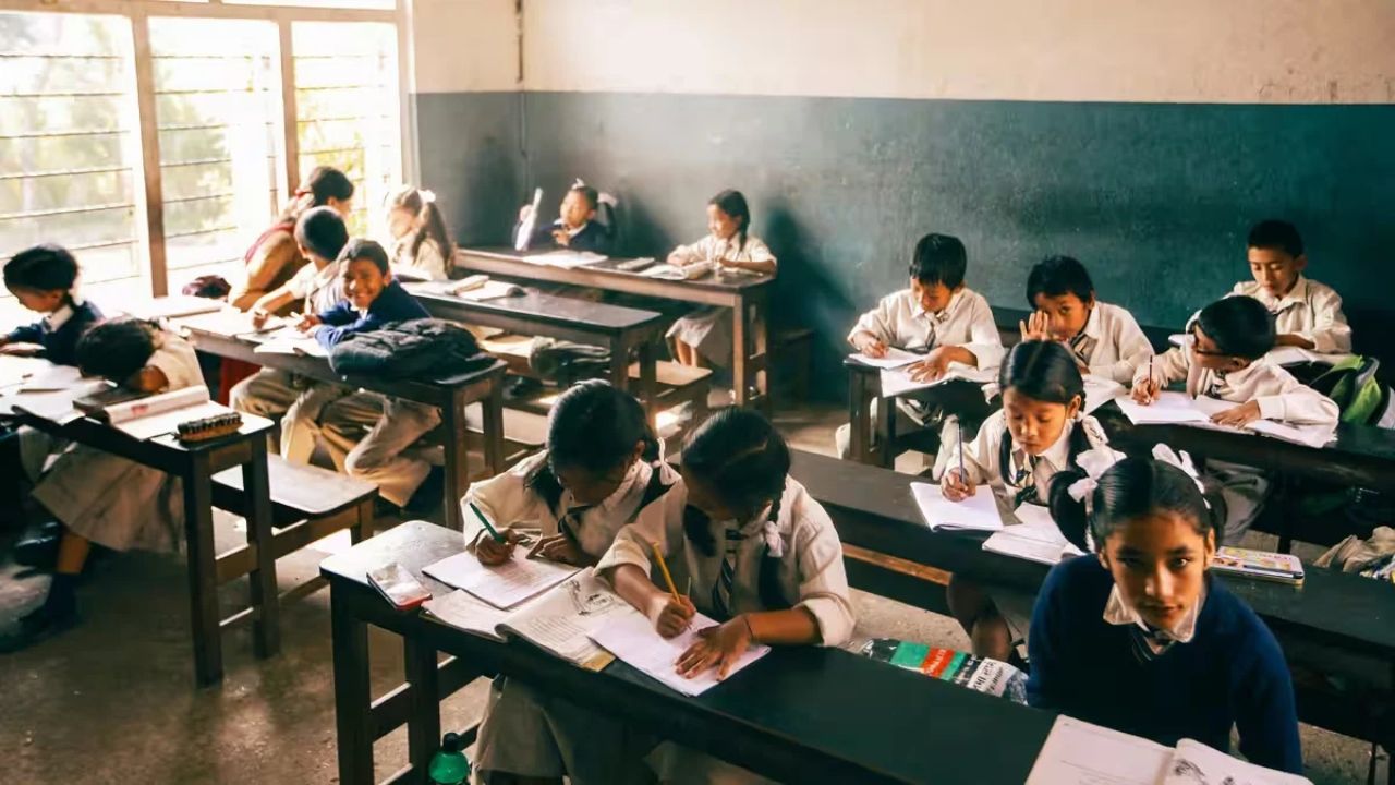 UP School Holiday: यूपी के कई जिलों में आज स्कूल बंद, कक्षा 1 से 8 तक के लिए BSA ने जारी किया आदेश
