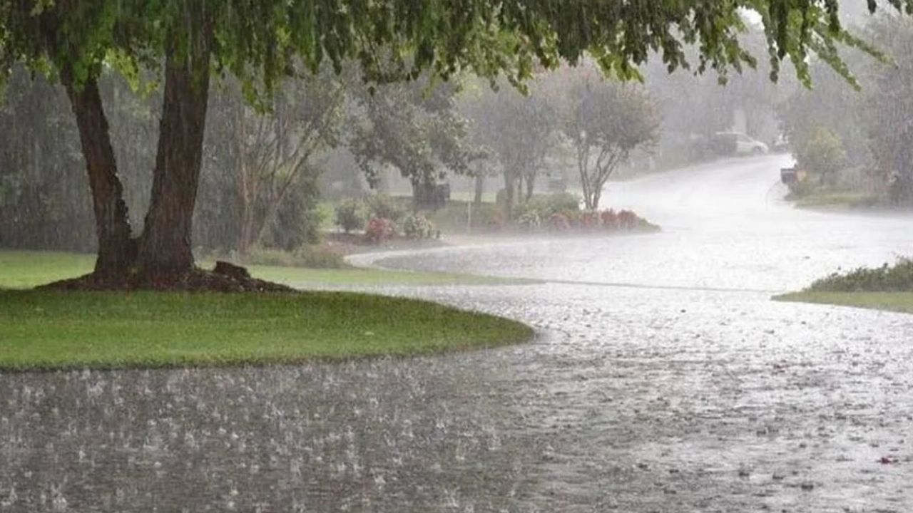 UP Weather Today: यूपी में समय से पहले आई ठंड! दो दिनों तक होगी बारिश, ओले गिरने का भी अलर्ट जारी