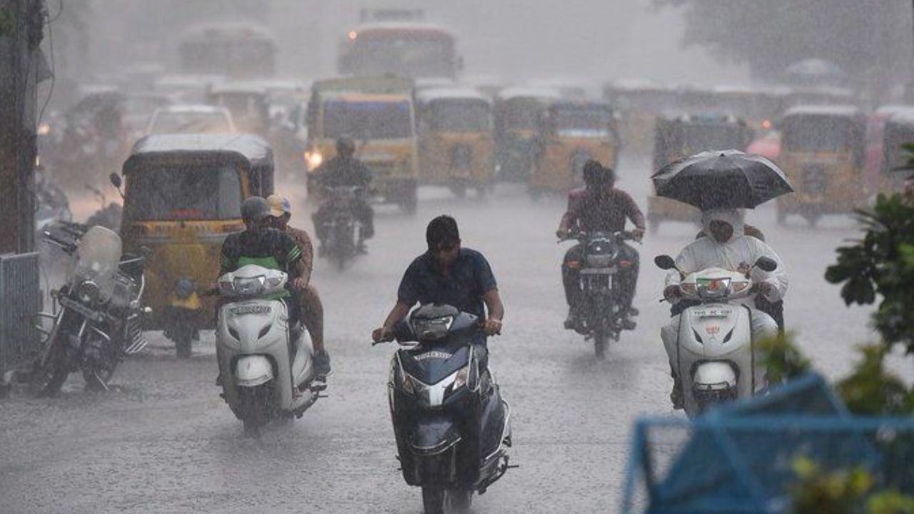 UP Weather: यूपी में बेमौसम बरसात और तेज हवाओं से बढ़ी ठंड, चक्रवाती तूफान को लेकर सामने आया नया अपडेट