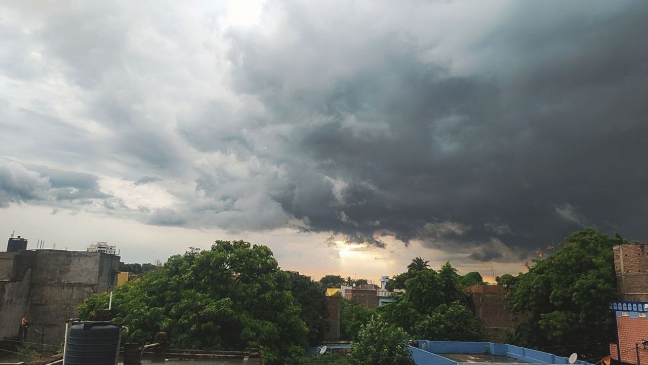 UP Weather Today: यूपी में फिर लौटेगी गर्मी या होगी बारिश? लखनऊ-आगरा समेत इन शहरों में जानें मौसम का हाल