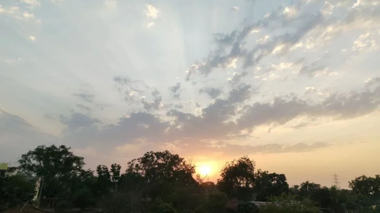 यूपी में आज का मौसम: विदाई मोड में मानसून, खिली धूप के साथ बढ़ने लगा जहरीला प्रदूषण