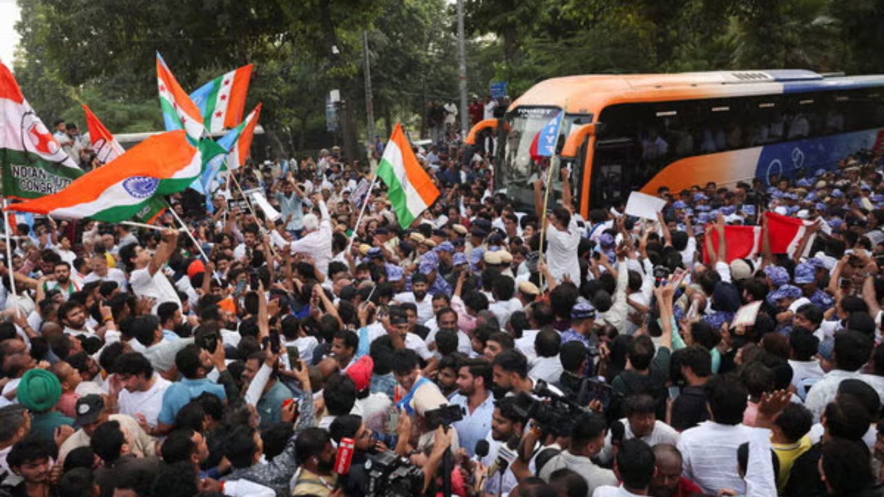 रील्स वाली Gen Z अब सड़कों पर क्यों? सिर्फ SIR नहीं, कुछ और भी है! आखिर क्यों भड़क रहे हैं देश के युवा?