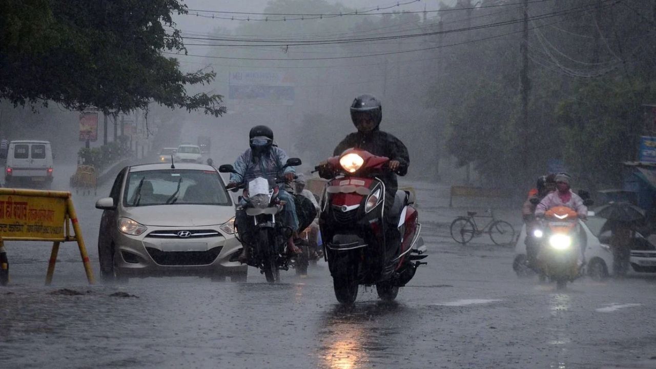 UP Weather Update: कोहरे की सफेद चादर में लिपटा उत्तर प्रदेश, आगरा से झांसी तक भारी बारिश और आंधी का अलर्ट