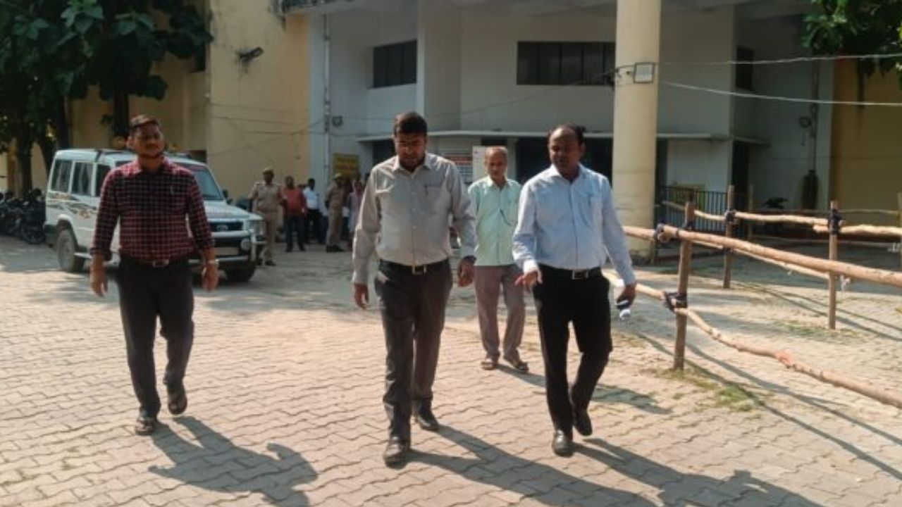 विधानसभा चुनाव 2027 की तैयारियों को लेकर DM ने परखी EVM-VVPAT की व्यवस्था, सुरक्षित रखरखाव के दिए निर्देश