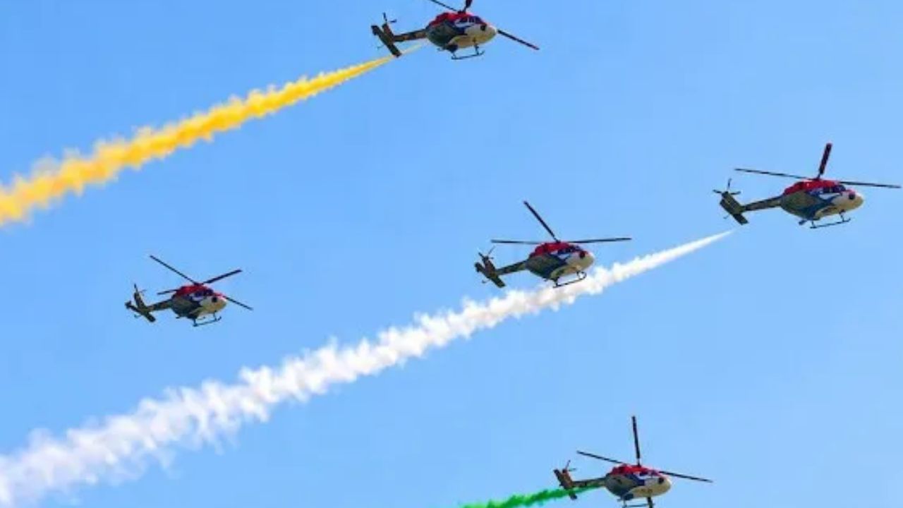 Varanasi Air Show: वाराणसी एयर शो में योगी आदित्यनाथ ने देखा वायुसेना का शौर्य, गंगा के ऊपर गरजे राफेल-सुखोई