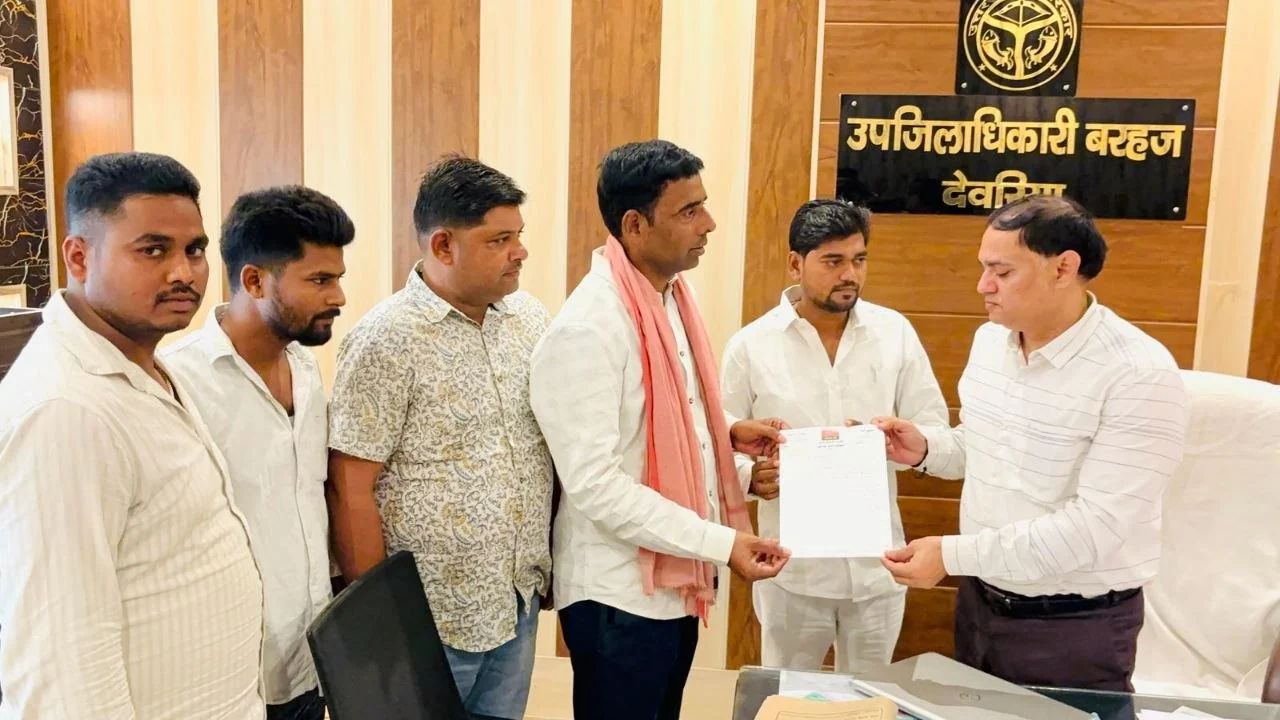 भ्रष्टाचार की भेंट चढ़ा उग्रसेन सेतु? बरहज में पुल क्षतिग्रस्त होने पर सपा नेता विजय रावत ने एसडीएम को घेरा