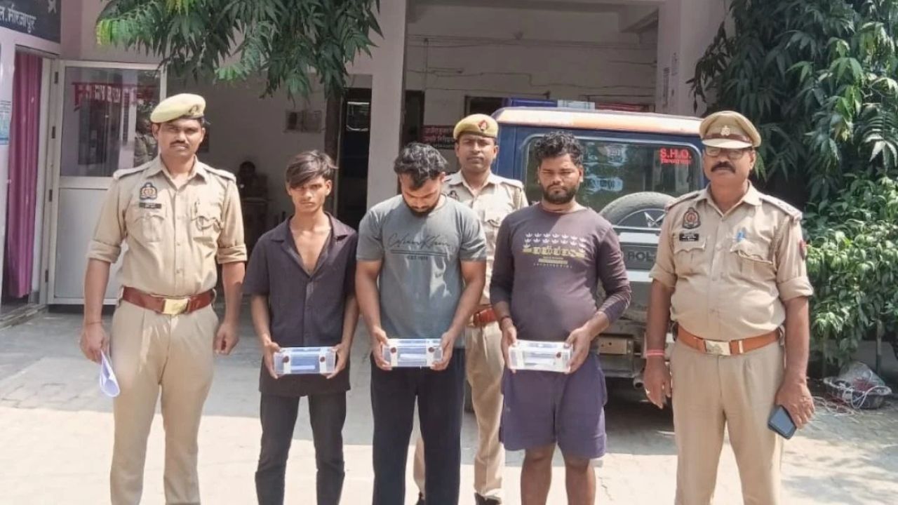 भीड़ का फायदा उठाकर चोरी, पैटर्न तोड़कर बेचते थे मोबाइल, विंध्याचल पुलिस ने दबोचे 3 शातिर चोर