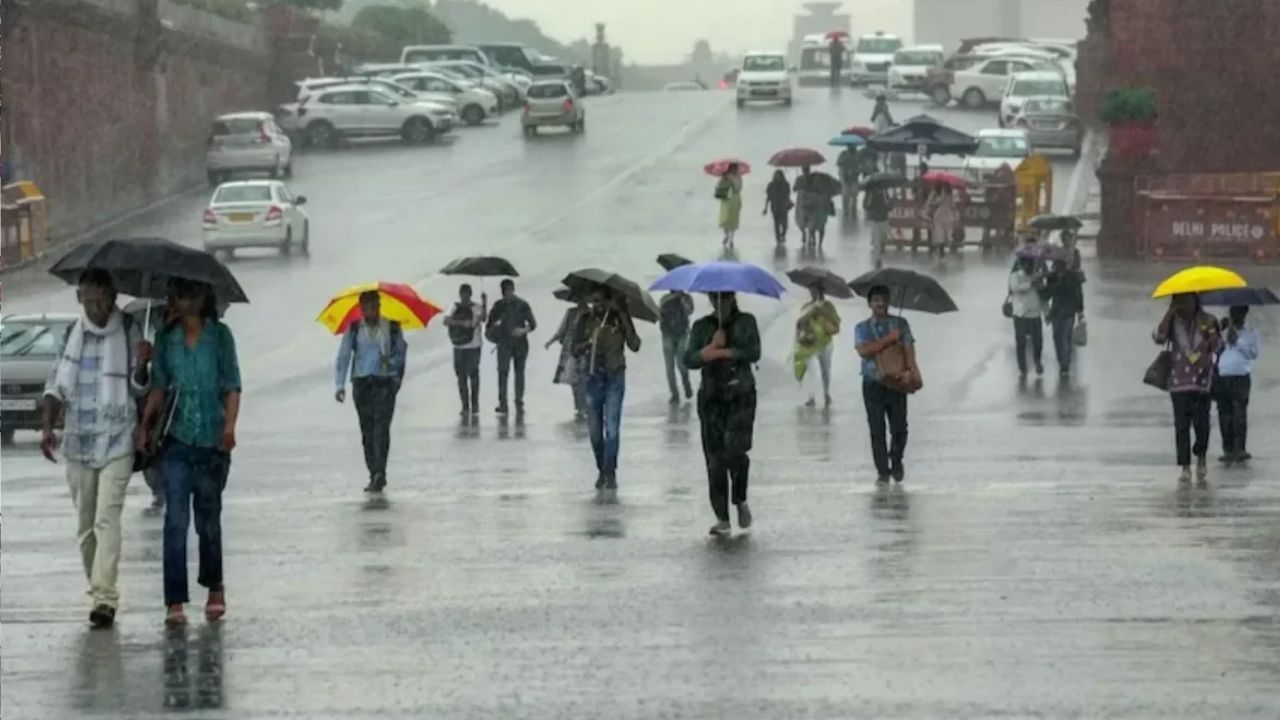 दिल्ली में अक्टूबर की बारिश ने तोड़ा 75 साल का रिकॉर्ड! 20.7 डिग्री तक गिरा पारा, भारी बारिश का रेड अलर्ट
