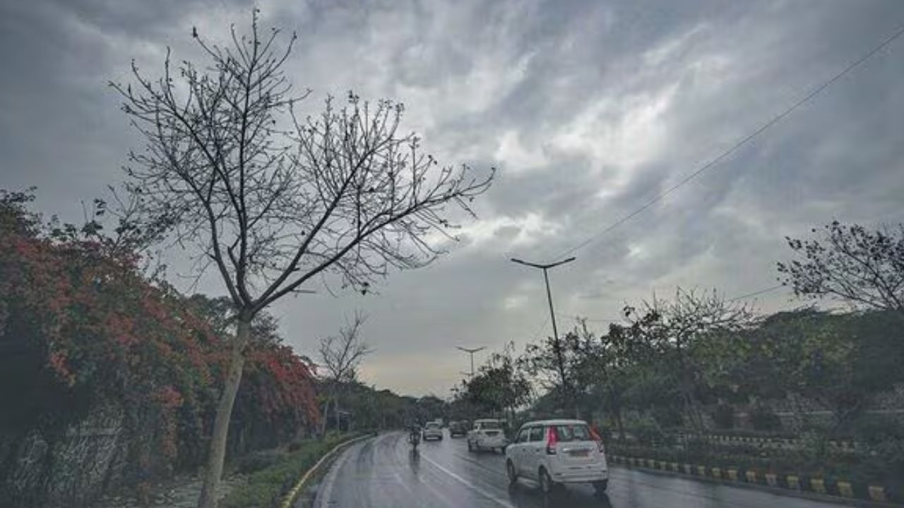 Delhi Weather Update: आज फिर बदलेगा दिल्ली का मौसम? बारिश या गुलाबी ठंड, जानें 5 दिन का हाल