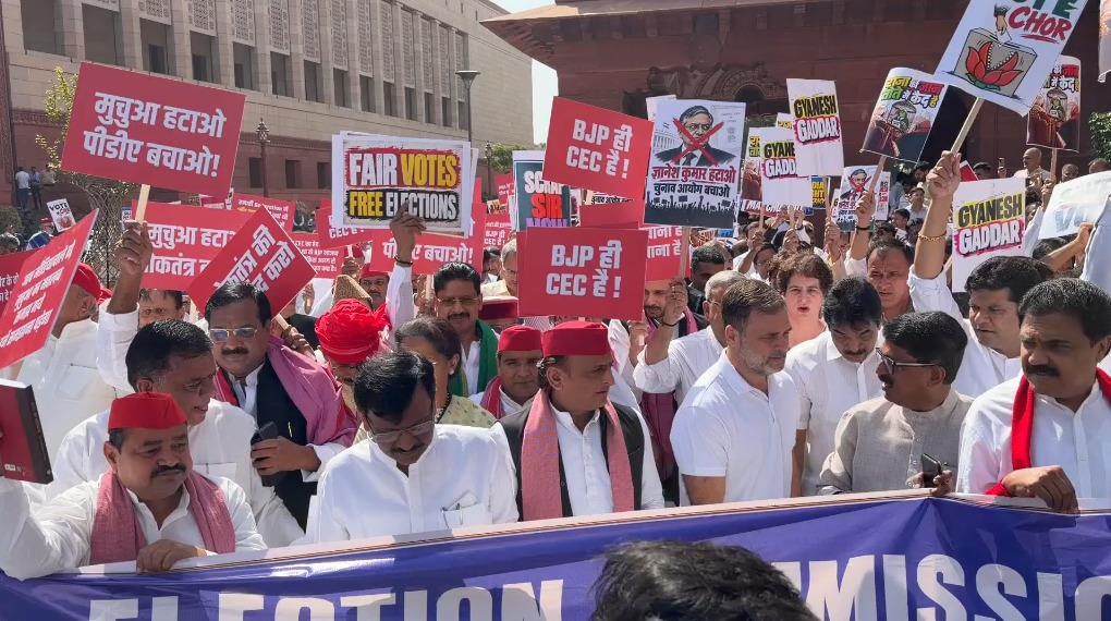INDIA Bloc Protest LIVE: राहुल गांधी का EC दफ्तर के पास धरना, INDIA ब्लॉक का CEC के खिलाफ मार्च, जानिए हर अपडेट