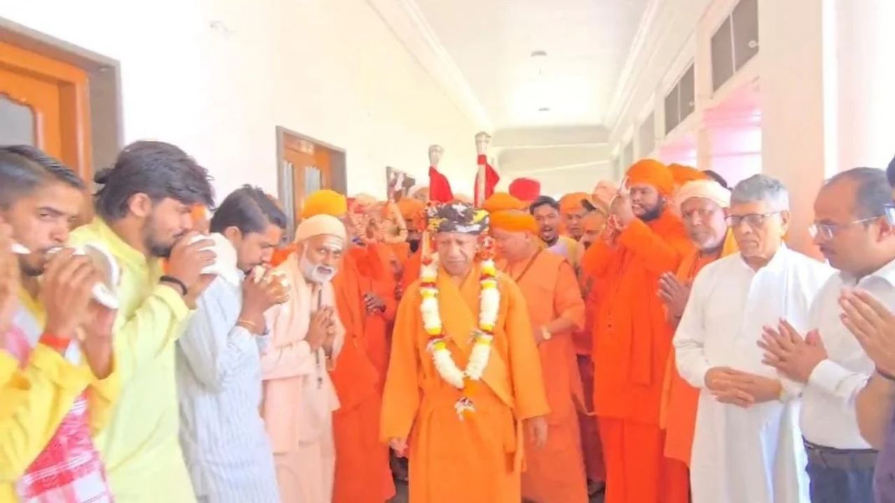 सीएम योगी ने विजयादशमी पर गोरखनाथ मंदिर में की विशेष पूजन, गुरु अवेद्यनाथ को किया नमन