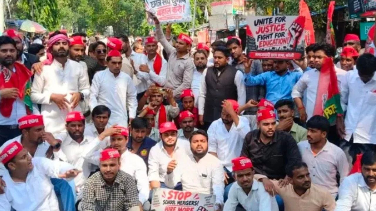 खाद की किल्लत से पेपर लीक तक, बरेली में सपा युवजन सभा का कलेक्ट्रेट पर हल्लाबोल