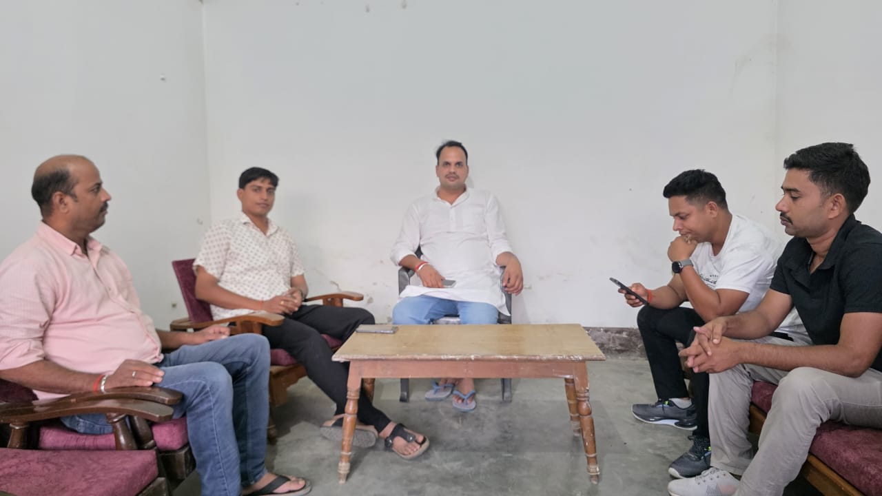 वोट चोरी के विरोध की आवाज दबाने का आरोप! कांग्रेस नेता गोविंद मिश्रा के घर दो दिनों से पुलिस का पहरा, हाउस अरेस्ट