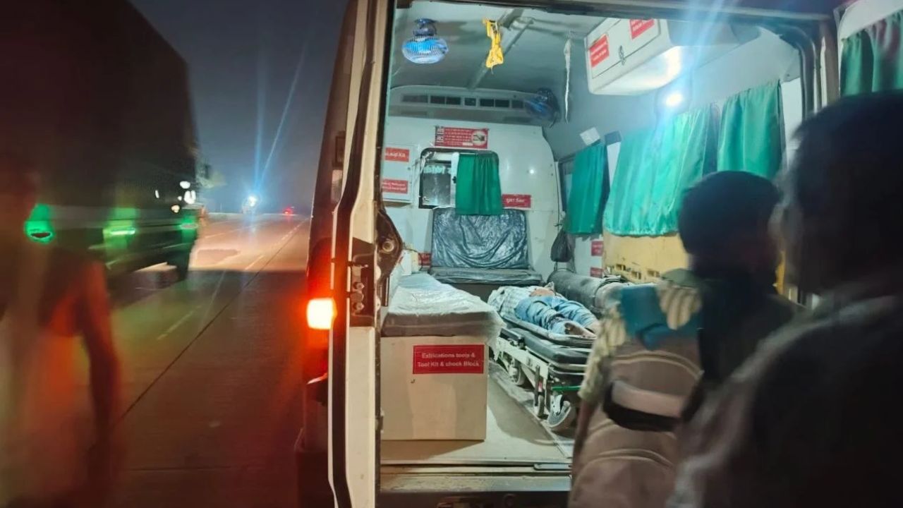 फतेहपुर में तेज रफ्तार बाइक डिवाइडर से टकराई, दो युवक गंभीर घायल; एक की हालत नाजुक