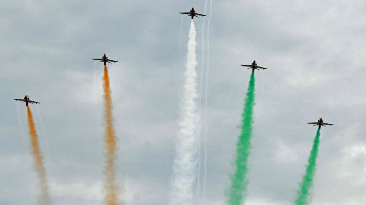 Kashi Air Show: वाराणसी में एयर शो का रिमोट प्रयागराज के हाथ! बमरौली से उड़ान भरेंगे फाइटर जेट, जानें पूरा प्लान