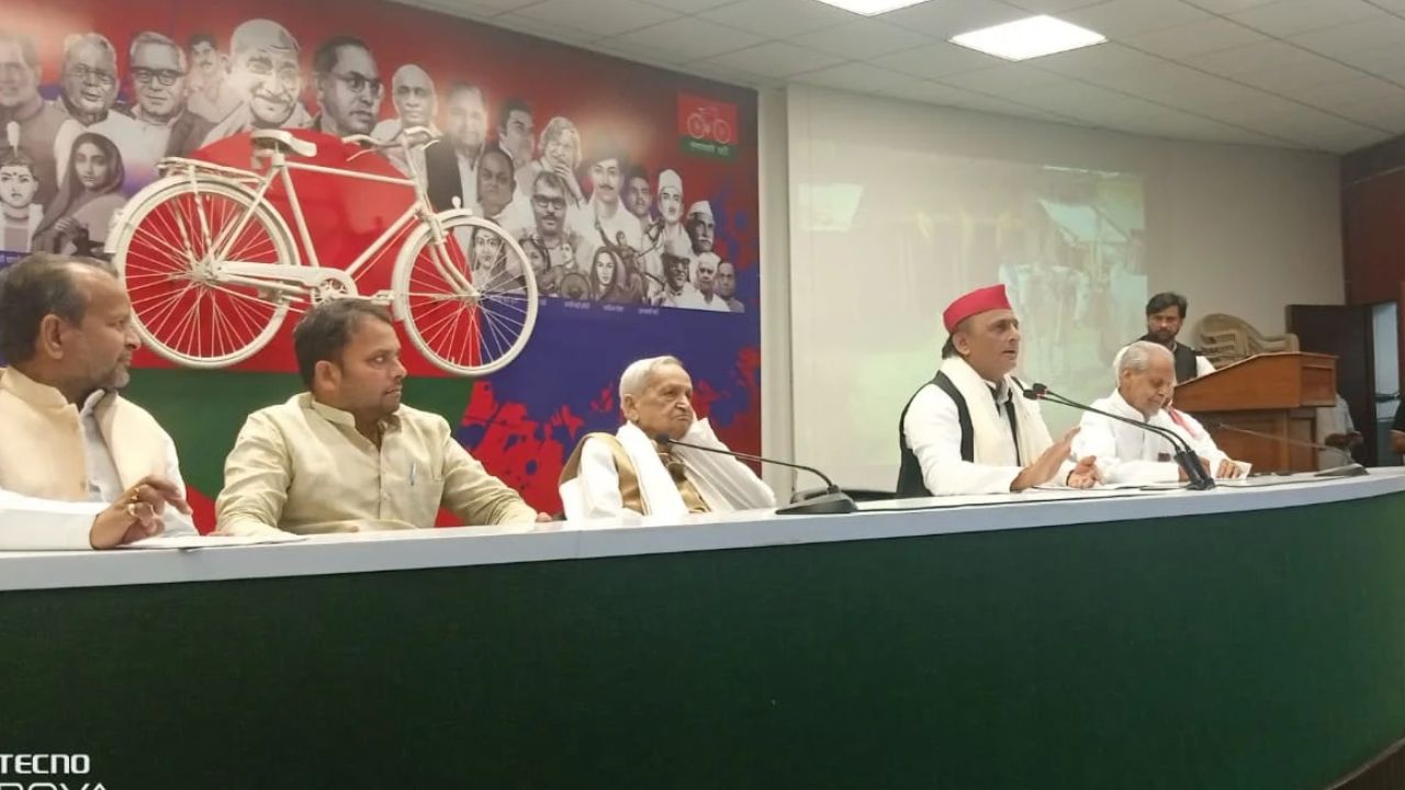 अखिलेश यादव का बड़ा बयान, बोले- यूपी में गाड़ी नहीं पलटी थी, सरकार को पलटने से बचाया गया