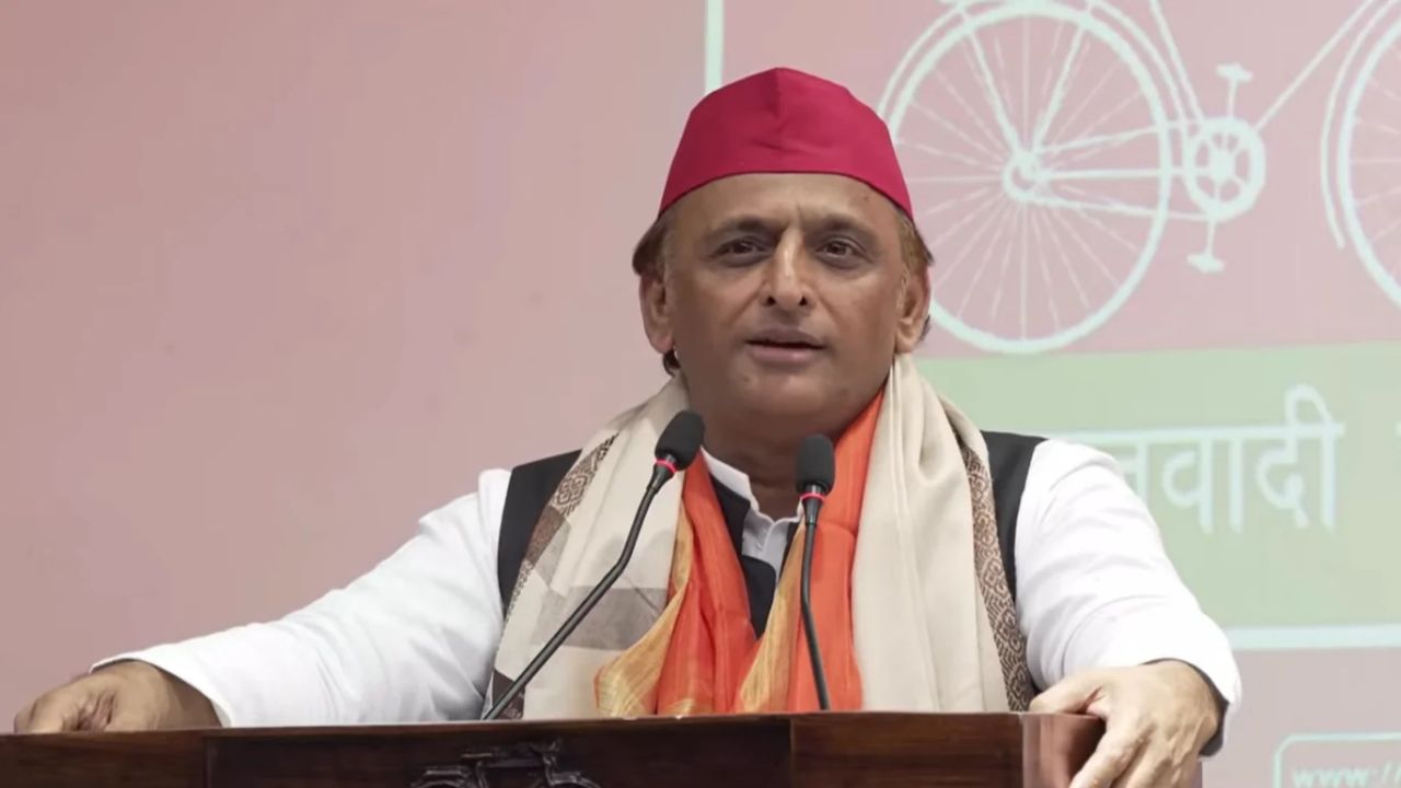 यूपी में अखिलेश यादव को मिला बड़ा सियासी साथ, BJP के पूर्व सांसद धर्मेंद्र कश्यप बेटी संग सपा में शामिल