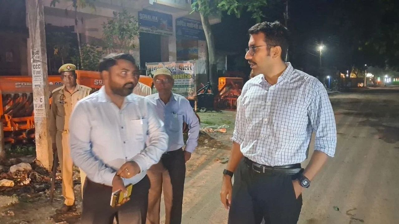 अमेठी में देर रात सड़कों पर उतरे डीएम, गड्ढे देखकर पीडब्लूडी को दिया अल्टीमेटम