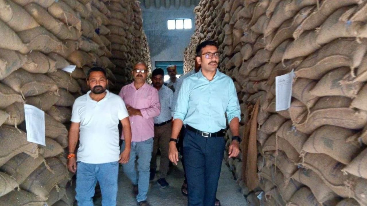 अमेठी में अचानक FCI गोदाम पहुंचे DM, गेहूं-चावल के स्टॉक और खाद्यान्न सुरक्षा की खुली पोल