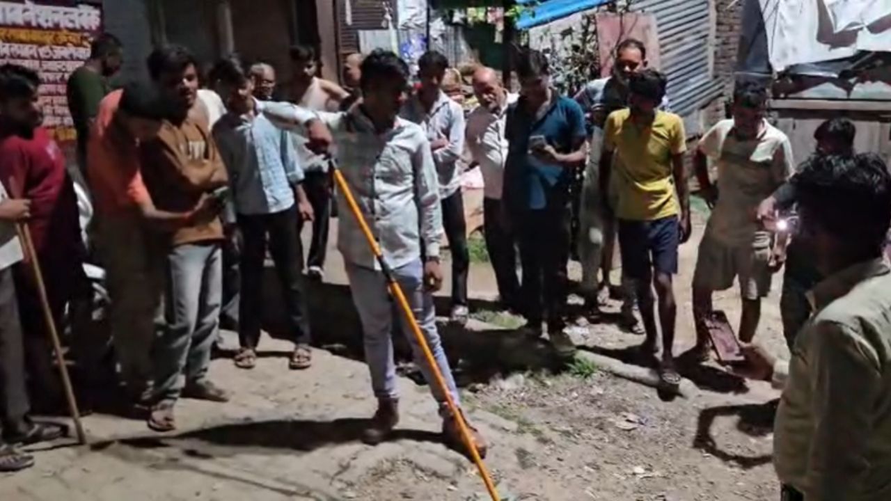 Auraiya: मुरादगंज में दिखा जहरीला रसेल वाइपर सांप, देखने को उमड़ी लोगों की भीड़