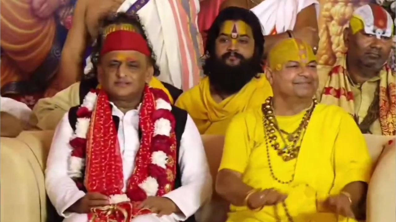 Akhilesh Yadav in Ayodhya: चुनावी सरगर्मियों के बीच अखिलेश यादव ने संतों का लिया आशीर्वाद, भागवत कथा का किया रसपान