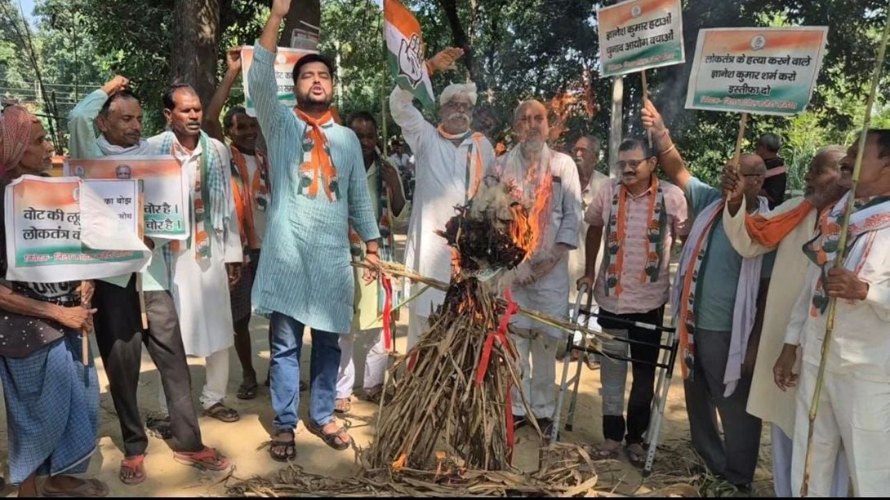 बलिया में कांग्रेस कार्यकर्ताओं का हंगामा, ज्ञानेश कुमार के पुतला दहन से गरमाई सियासत
