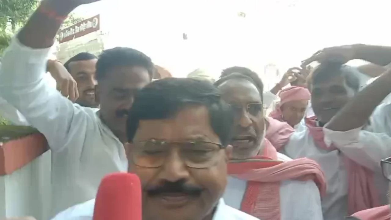 बलिया में इंडिया गठबंधन का हल्लाबोल, मुख्य निर्वाचन आयुक्त के इस्तीफे की मांग पर अड़े