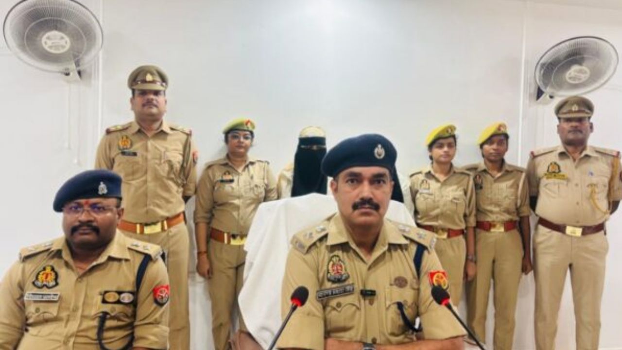 नवजात को खेत में फेंकने वाली कलयुगी मां और नानी गिरफ्तार, आखिर कैसे बची मासूम की जान?