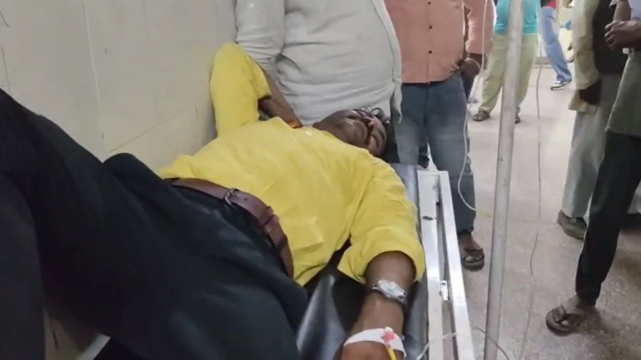 Banda: जहरीले सांप ने काटा तो उसे पकड़कर अस्पताल पहुंचा युवक, डॉक्टरों के उड़े होश