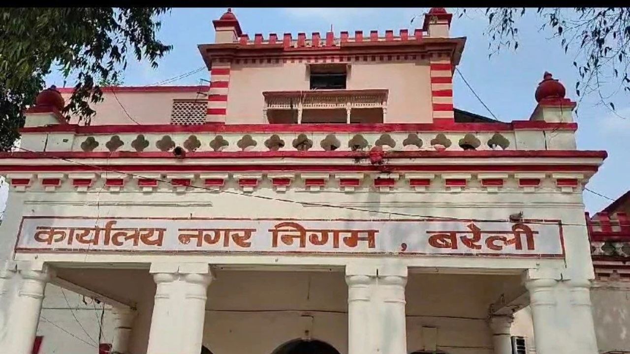 Bareilly News: 24 घंटे पानी की सप्लाई में देरी पर भड़के नगर आयुक्त, कार्यदायी संस्था पर ठोका ₹5 लाख का जुर्माना