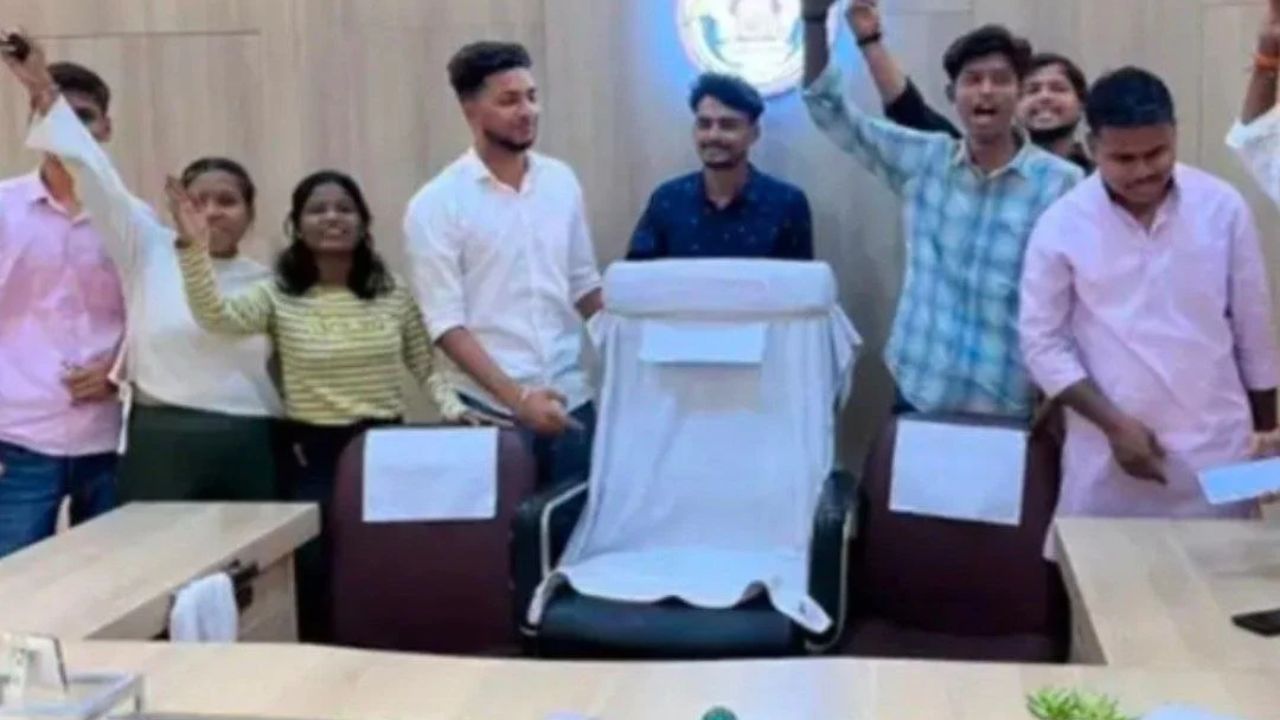 बरेली में छात्रों का गुस्सा सातवें आसमान पर, प्राचार्य की कुर्सी पर चिपकाया ‘लापता’ पोस्टर