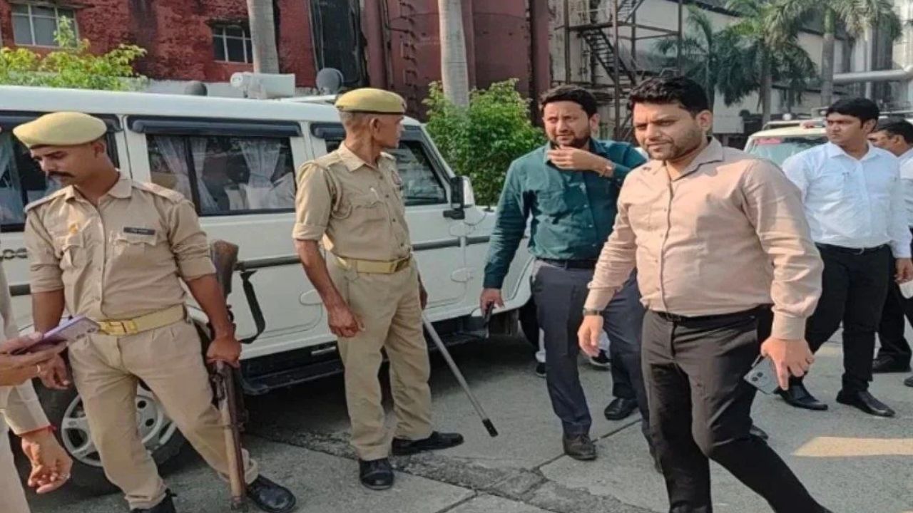 Bareilly: ओसवाल मिल पर लगा ताला, कर्मचारियों को बाहर निकलवाकर कटवाई बिजली, अब होगी नीलामी