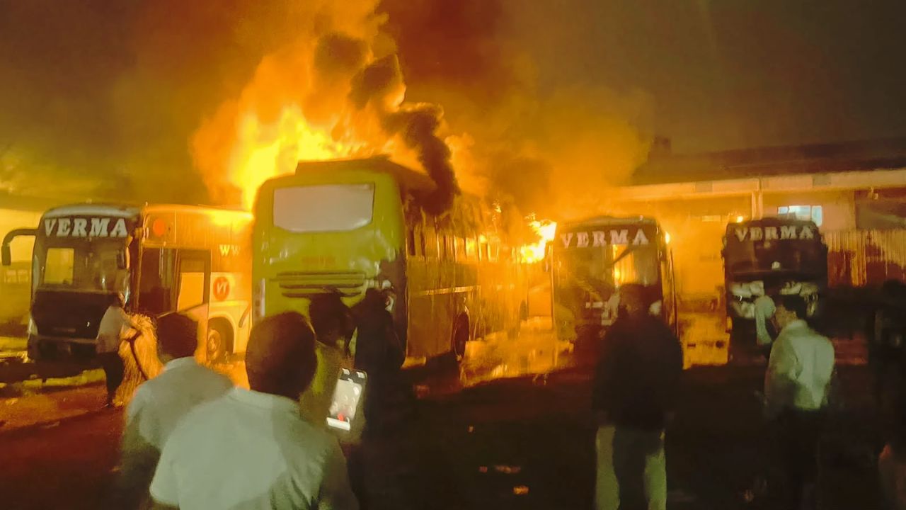 Bhopal ISBT Fire: भोपाल में बड़ा अग्निकांड, ISBT परिसर में धू-धूकर जलीं 7 बसें