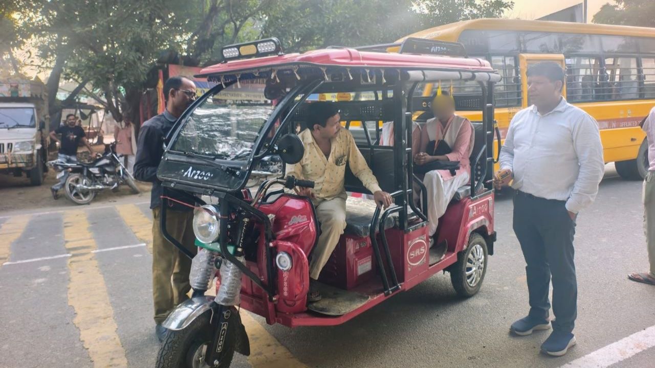 बदायूं में स्कूली बच्चों से भरा ई-रिक्शा सीज, फिर बच्चों को लेकर खुद निकले ARTO; अपनी कार से घर पहुंचाया