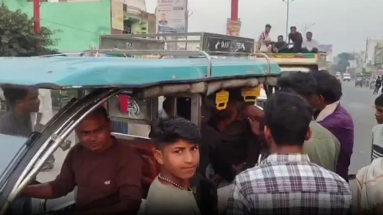 बदायूं में दिनदहाड़े गुंडागर्दी, बाइक सवार 3 युवकों ने फल विक्रेता को बेरहमी से पीटा