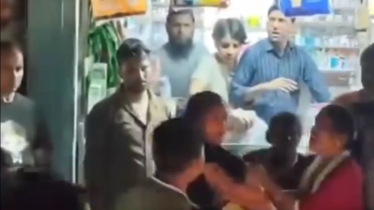 बदायूं के रजी चौक पर आधी रात को हाईवोल्टेज ड्रामा, पति को दूसरी युवती संग देख भड़की पत्नी
