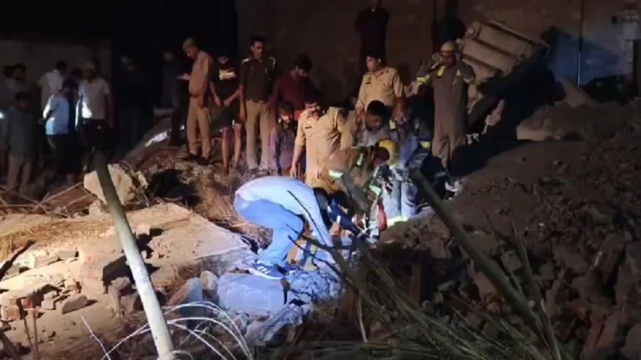 बुलंदशहर में बड़ा हादसा: देर रात भरभराकर गिरा दो मंजिला मकान, मलबे में दबे कई लोग