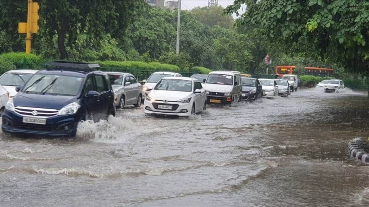 बरसात के दिनों में गहरे पानी से गाड़ी निकालने पर पानी एयर इनटेक के जरिए सीधे सिलिंडर के अंदर पहुंच सकता है। इस खतरनाक स्थिति को हाइड्रो-लॉकिंग कहा जाता है, जिसमें पानी को कंप्रेस न कर पाने के कारण इंजन के पिस्टन और कनेक्टिंग रॉड पूरी तरह टूट जाते हैं और इंजन हमेशा के लिए खराब हो जाता है। (Img- Pinterest)