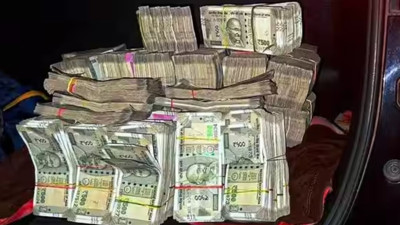 कार का खिड़की थी या तिजोरी? गाड़ी का दरवाजा खोलते ही निकले 3 करोड़ रुपये