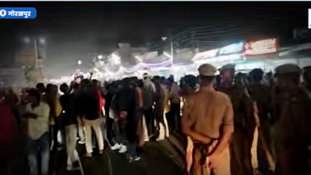 गोरखपुर में 3 मौतों के बाद बवाल, शवों के साथ सड़क पर उतरे परिजन; देखिए वीडियो