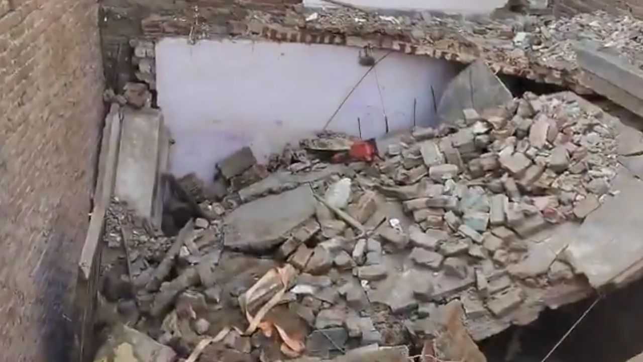 Breaking: ग्रेटर नोएडा में निर्माणाधीन दुकान का लेंटर भरभराकर गिरा, कई लोगों के दबने की आशंका