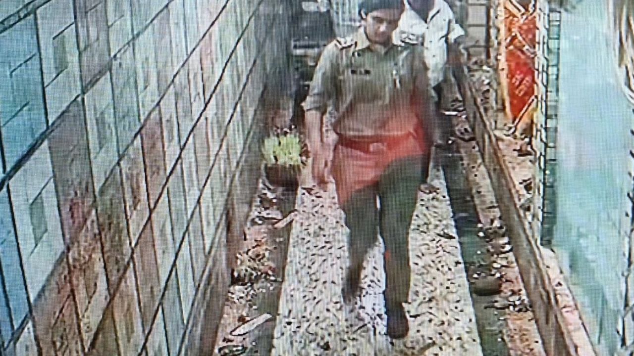 बड़ी माता मंदिर में जूते पहनकर पहुंची महिला दरोगा, पुजारियों ने दी कपाट बंद करने की चेतावनी