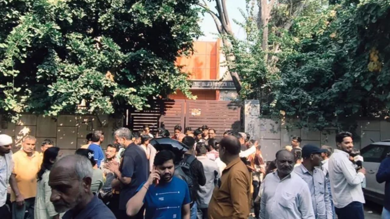 जिस लड़की ने दिल्ली के स्कूल में खुद को लगाई आग, उसका कल बर्थडे है, आखिर क्या मजबूरी होगी?