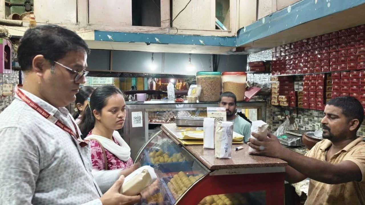 त्योहार से पहले देवघर में मिठाई की दुकानों पर छापा! 41 किलो गुजिया-बालूशाही नष्ट