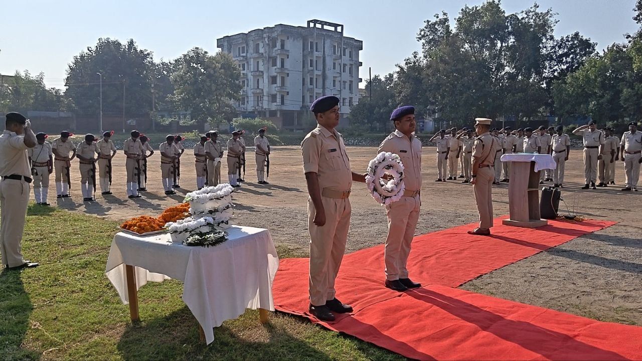 वर्दी के पीछे छिपी है कुर्बानी की ऐसी कहानी, जिसे याद कर नम हो जाएंगी आंखें! देवघर में शहीद जवानों को भावभीनी श्रद्धांजलि
