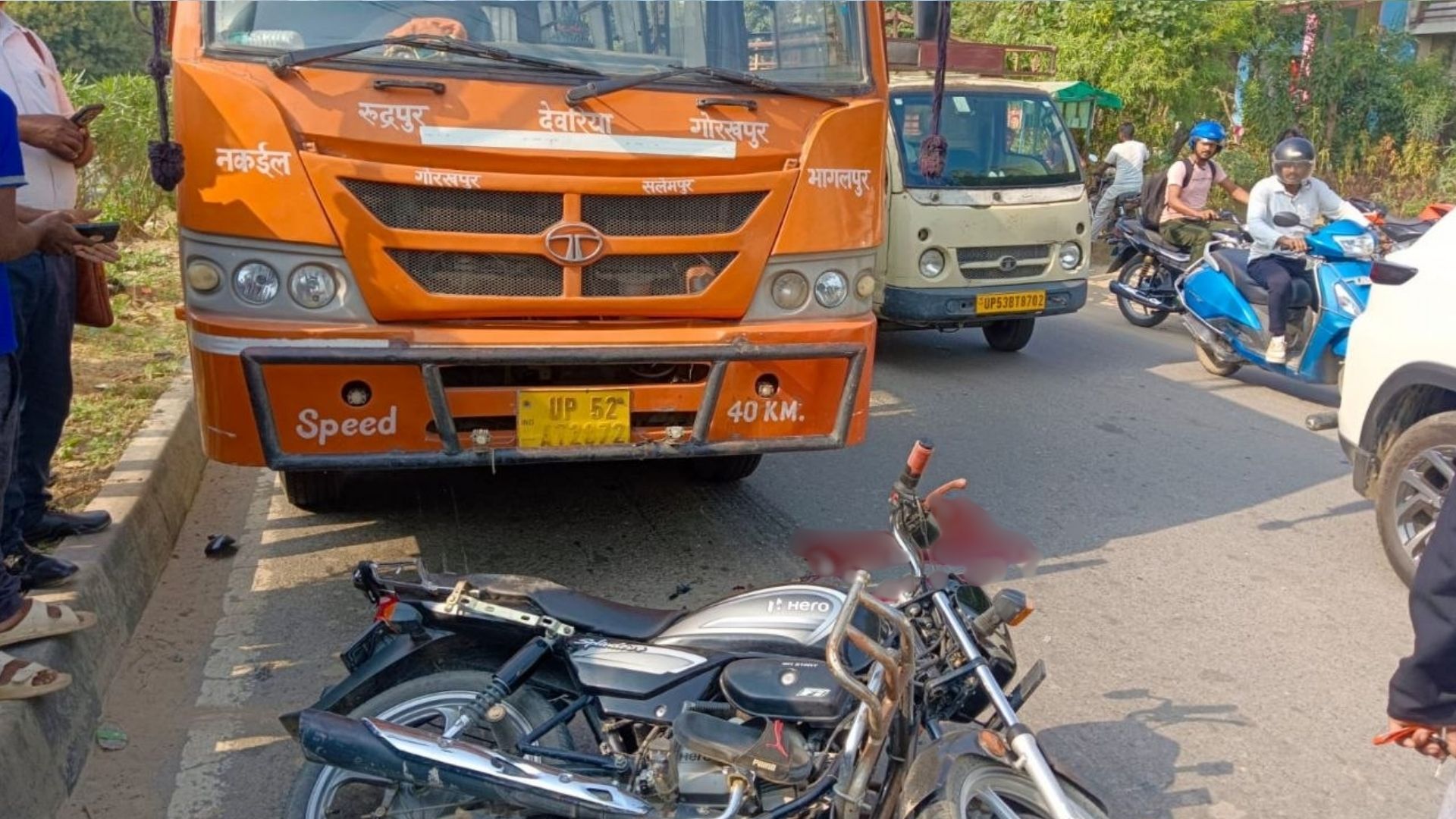 देवरिया में सोंदा के पास भीषण सड़क हादसा, दो घायल; एक की हालत गंभीर, मेडिकल कॉलेज में भर्ती