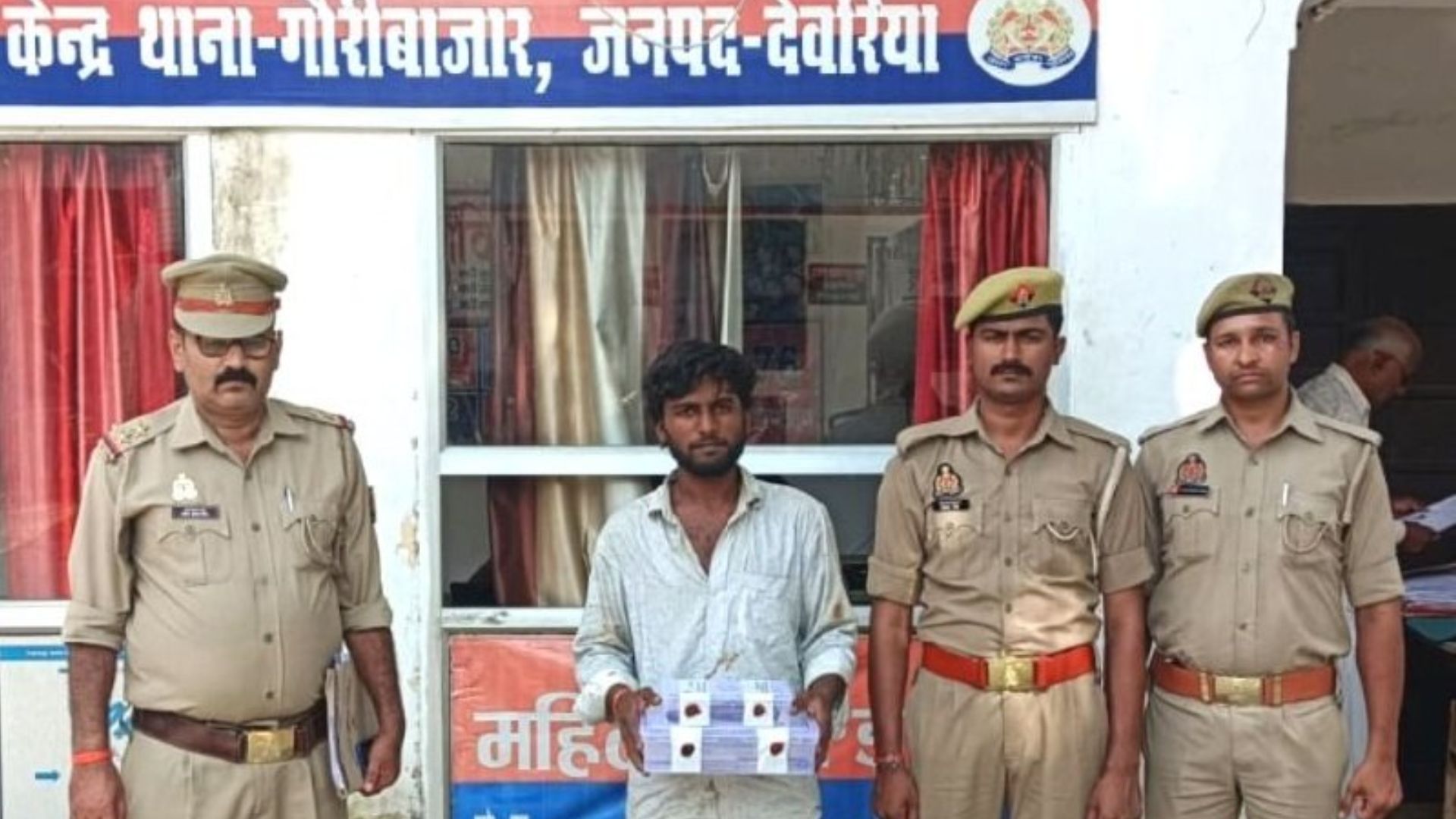 देवरिया में मारपीट और पिस्टल से धमकाने का आरोपी गिरफ्तार, अवैध हथियारों के साथ चाकू और पंच बरामद