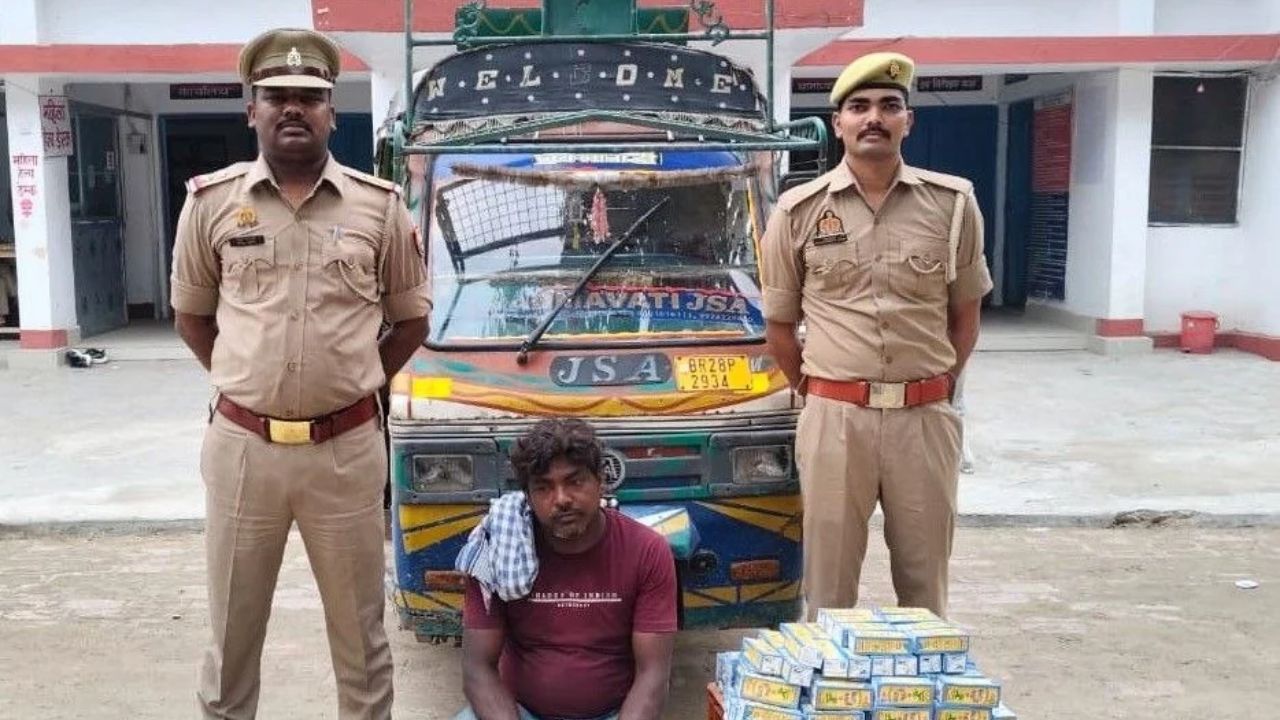 Deoria: टेंपो में छिपाकर बिहार में खपाने जा रहे थे देसी शराब, पुलिस ने ऐसे पकड़ी बड़ी खेप